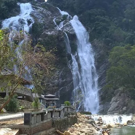 Thác Trắng Minh Long. Ảnh: ST
