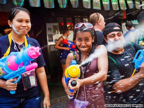 Tham gia các nghi lễ truyền thống tại chùa trong lễ hội Songkran.