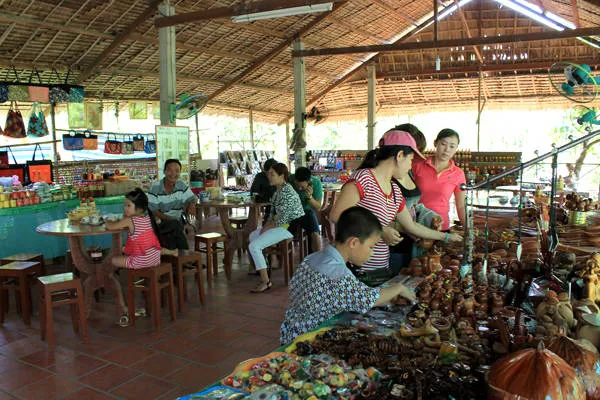 Tham quan các cồn, ghé qua các làng nghề và lựa chọn cho mình những món quà đặc sản.