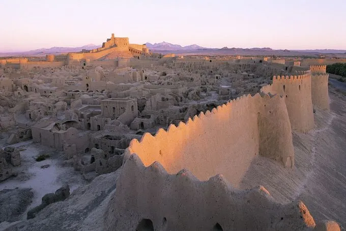 Thành phố cổ Bam, Iran, từng nằm trên ngã tư các tuyến thương mại quan trọng, bao gồm cả con đường tơ lụa. Ảnh: Pinterest.