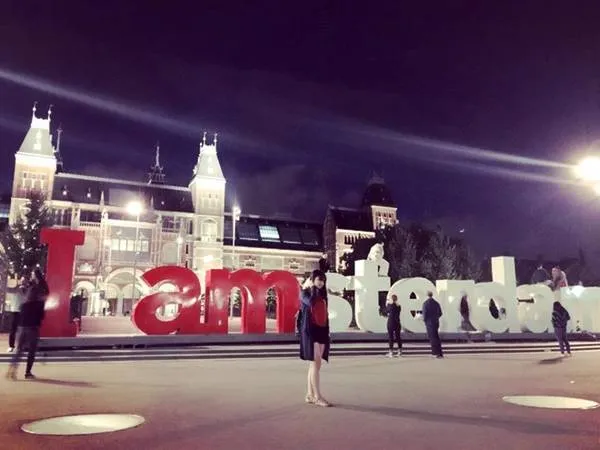 Thành phố có trên 50 bảo tàng, tuy nhiên đến Amsterdam, nơi đầu tiên nên ghé thăm là Bảo tàng Rijksmuseum - bảo tàng quốc gia này thể hiện rõ nhất nghệ thuật và lịch sử của xứ sở hoa tulip từ thời Trung cổ đến đương đại, giúp du khách hiểu nhiều thêm một chút những điều quý giá về đất nước này.