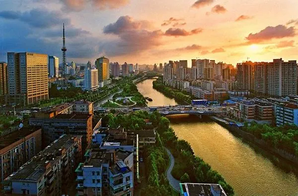 Thành phố Hàng Châu xinh đẹp trong ánh hoàng hôn. Ảnh: Voyagelusting.com.