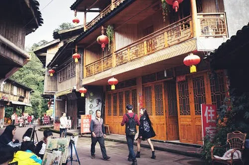 Thành phố Tứ Xuyên sạch sẽ và không quá đông đúc. Ảnh: Huyền Chen.