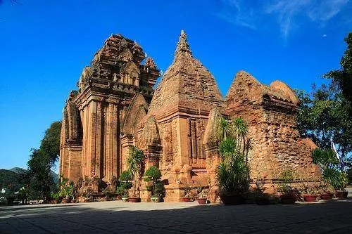 Tháp Bà Ponagar mang vẻ cổ kính và bí ẩn. Ảnh: ST