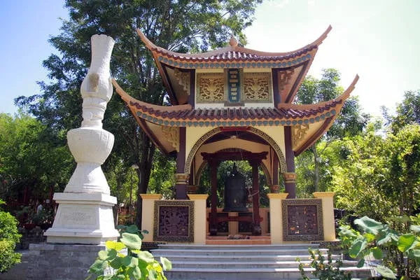 Tháp chuông, tháp trống và hai ngọn đèn dầu cỡ lớn được đặt hai bên sân chùa.