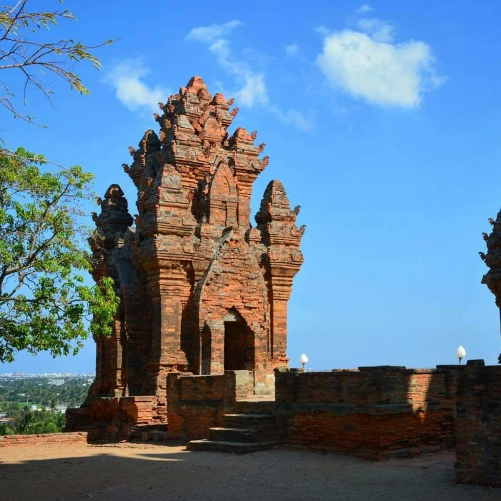 Tháp Cổng Tháp Po Klong Garai
