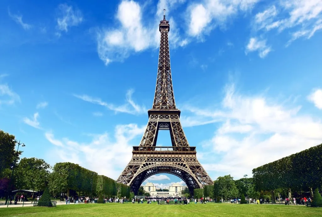 Tháp Eiffel - Biểu tượng lãng mạn của Paris