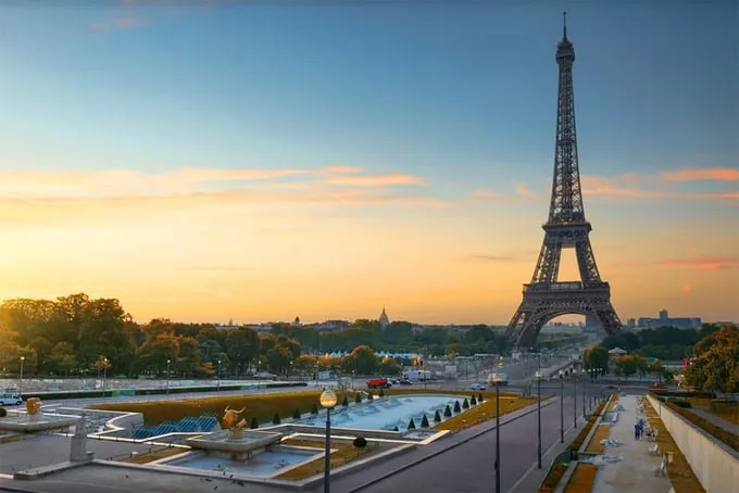 Tháp Eiffel và Khải Hoàn Môn, những địa danh nổi tiếng của Paris. Ảnh: Tugo.