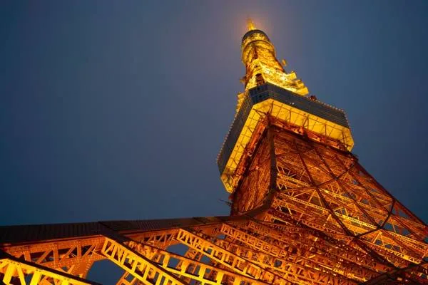 Tháp Tokyo rực rỡ về đêm