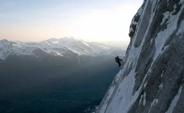 The Eiger, thuộc dãy Alps, với mặt phía bắc được mệnh danh là &quot;bức tường giết chóc&quot; do địa hình hiểm trở và đã từng cướp đi sinh mạng của rất nhiều nhà leo núi.