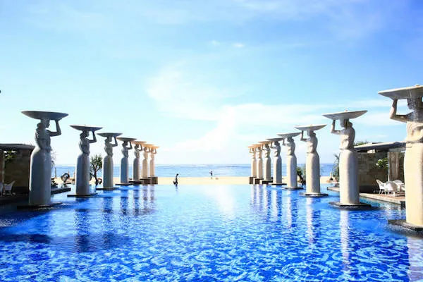 The Mulia Bali với hồ bơi rộng lớn