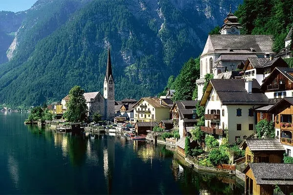 Thị trấn Hallstatt bên hồ nước trong xanh