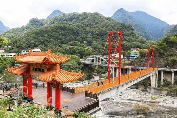 Thị trấn Tianxiang nhìn từ ngôi chùa Xiangde có kiến trúc độc đáo.