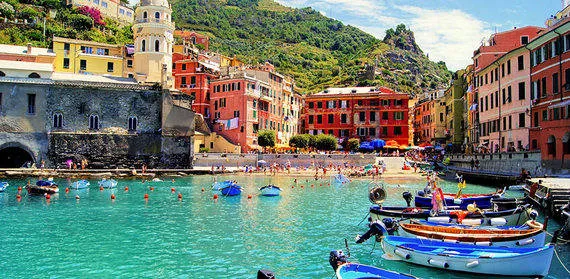 Thị trấn Vernazza, Ý với những ngôi nhà đầy màu sắc bên bờ biển.