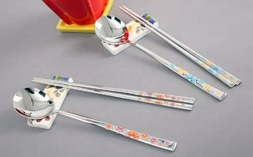 Thìa và đũa của người Hàn Quốc thường dẹt và bằng kim loại. Ảnh: amazon