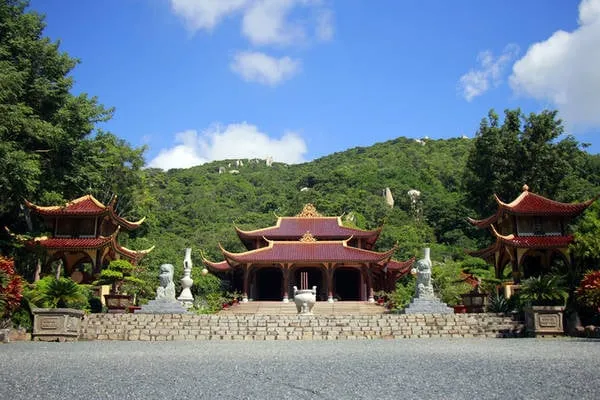 Thiền viện Trúc lâm Chân Nguyên tọa lạc dưới chân núi Kỳ Vân, huyện Đất Đỏ, Bà Rịa - Vũng Tàu. Thuở nguyên sơ, chùa là một am nhỏ. Năm 1987, hòa thượng Thích Thông Luận đã về sửa chữa và tu hành ở đây.