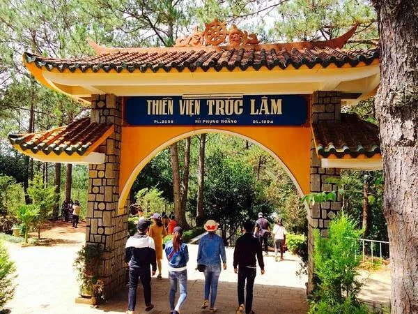 Thiền Viện Trúc Lâm yên bình giữa rừng thông xanh ngát.