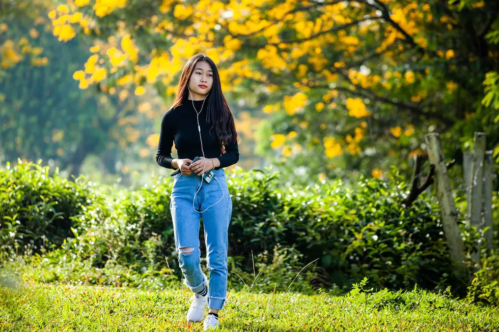 Thiếu nữ dạo bước giữa mùa hoa muồng vàng - Nguồn ảnh: THẾ DŨNG