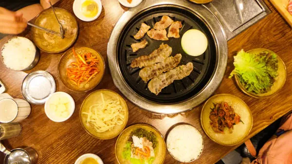 Thịt ba chỉ nướng Samgyupsal trên bếp than