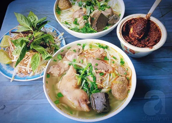 Thịt bò, chả bò, giò heo trong tô bún bò Huế - quang-trung-con-pho-it-quan-an-nhung-hang-nao-cung-chat-cua-ha-noi-ivivu-6