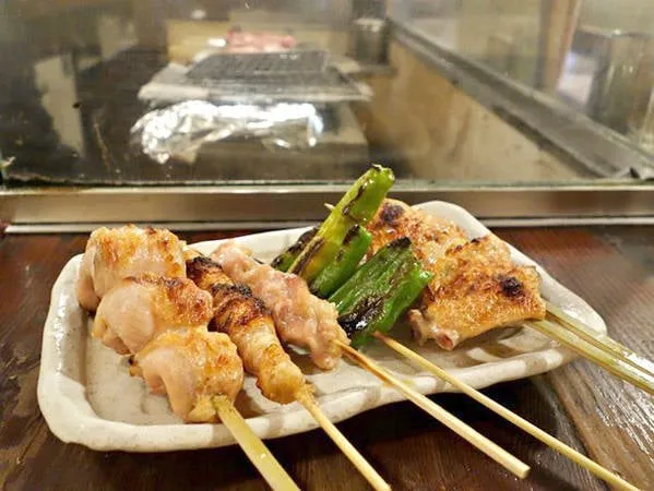 Thịt gà xiên nướng Yakitori thơm lừng, hấp dẫn. Ảnh: Jay Friedman