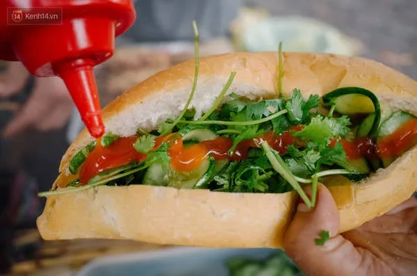 Thịt xiên nướng ăn kèm bánh mì