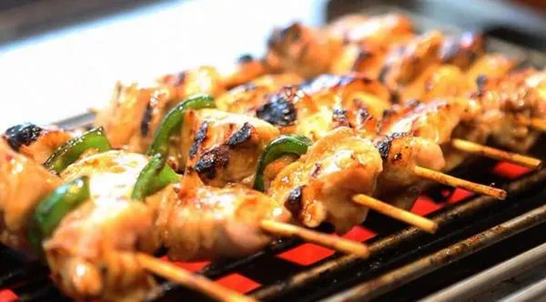 Thịt xiên nướng Yakitori Nhật Bản, món ăn đường phố được yêu thích. Ảnh: Yakitorione.