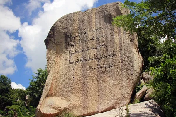 Thơ của thiền sư Chân Nguyên khắc trên khối đá hình voi. Thiền sư Chân Nguyên (1647 - 1726) có pháp danh là Tuệ Đăng. Ông là người có công khôi phục lại thiền phái Trúc Lâm đời Trần tại miền Bắc.