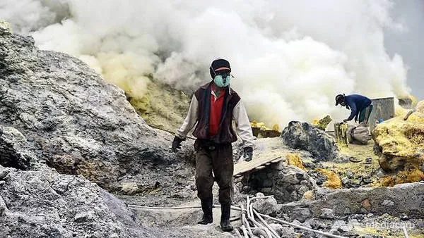 Thợ mỏ đeo mặt nạ phòng độc