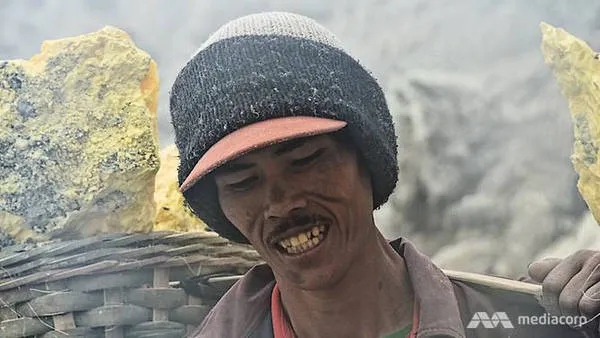 Thợ mỏ khai thác lưu huỳnh trên núi lửa Ijen