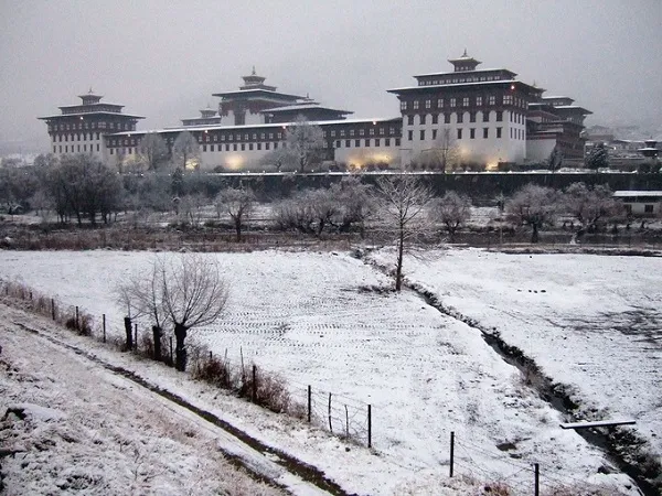 Thủ đô Thimphu chìm trong sắc trắng lạnh lẽo của mùa đông.