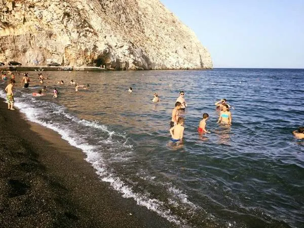 Thư giãn trên bãi biển Santorini.