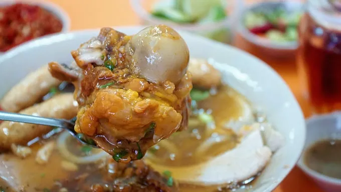 Thực đơn bánh canh cua Út Lệ với giá cả phải chăng.