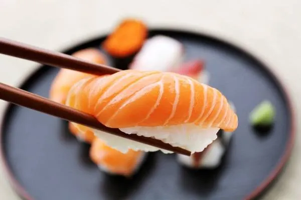 Thực khách có thể dùng tay để thưởng thức sushi.