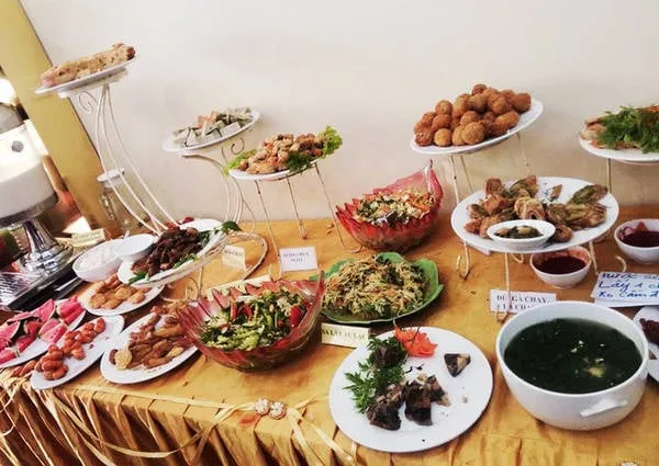 Thực khách thưởng thức buffet chay