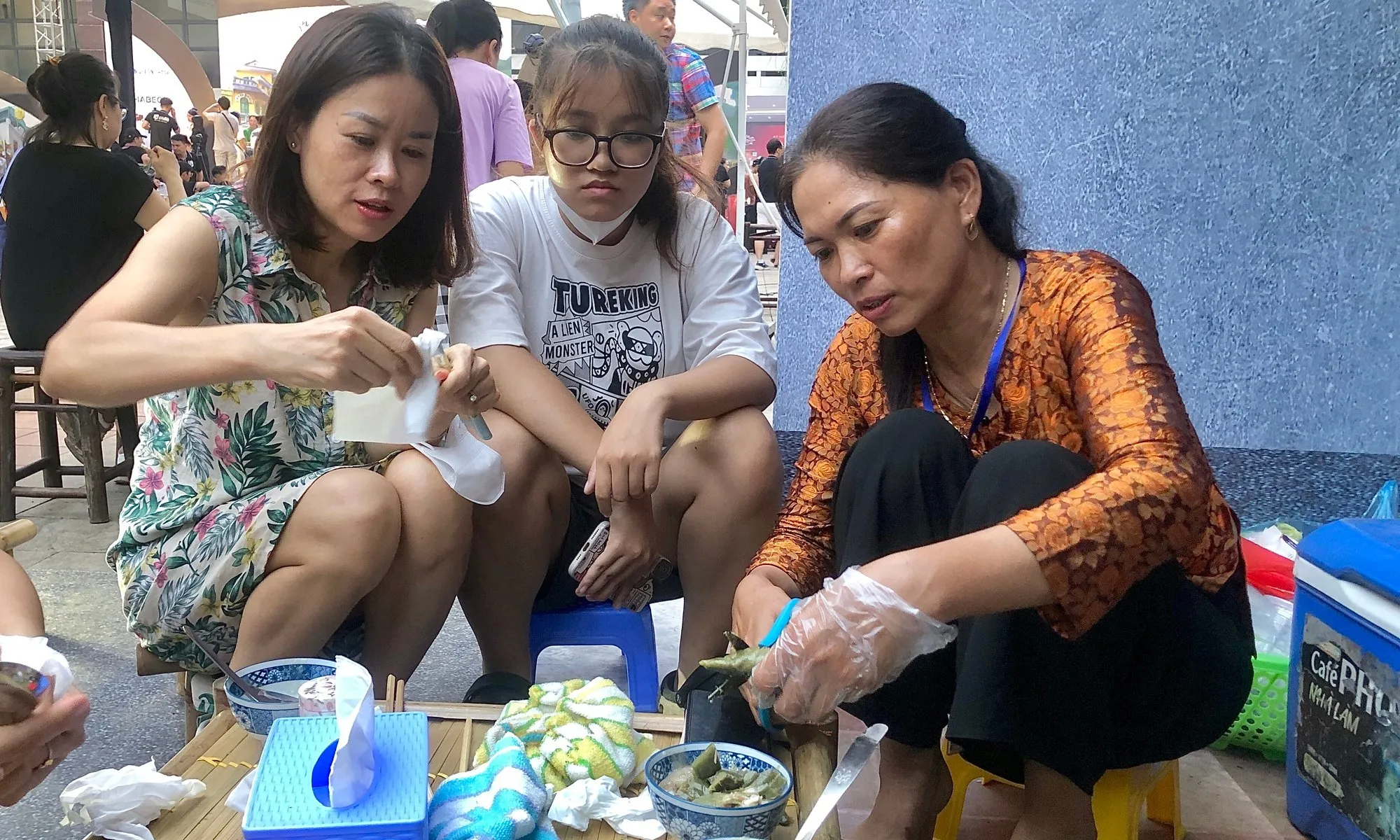 Thực khách thưởng thức cháo gõ