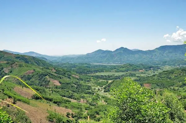 Thung lũng Thanh An nhìn từ đèo Long Môn. Ảnh: Chế Trung Hiếu