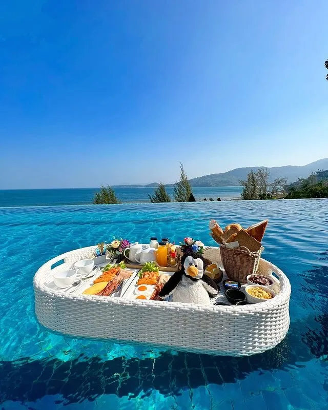Thưởng thức bữa ăn bên hồ bơi
