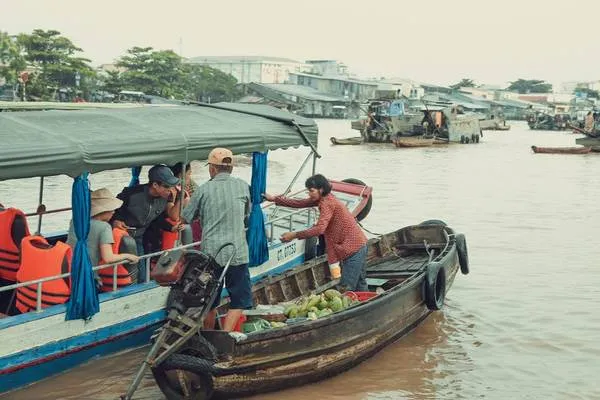 Thưởng thức bữa sáng trên sông. Ảnh: Thành Trần Minh