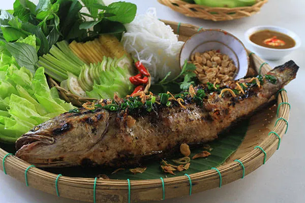 Thưởng thức cá nướng bên bờ sông Đà tại Ba Khan.