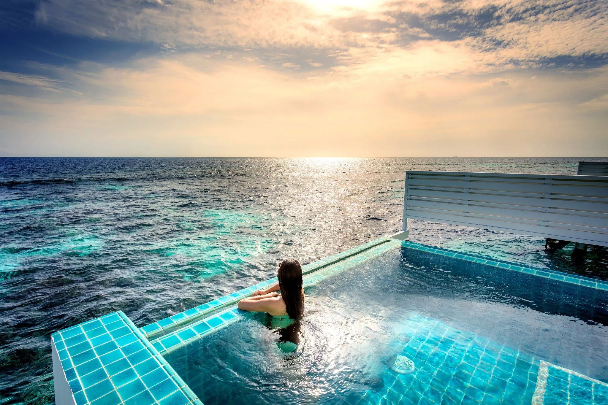 Thưởng thức cocktail tại quầy bar bên bờ biển Centara Grand Island Resort &amp; Spa Maldives