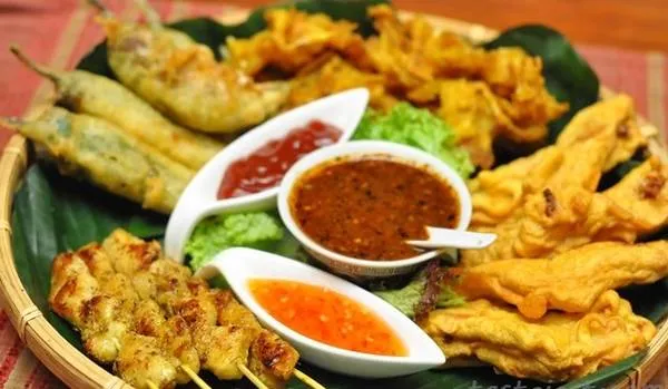 Thưởng thức món Satay cay nồng tại quán ăn địa phương ở Penang. Ảnh: Tasteiest