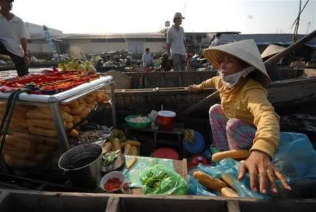 Thuyền bán trái cây trên chợ nổi miền Tây