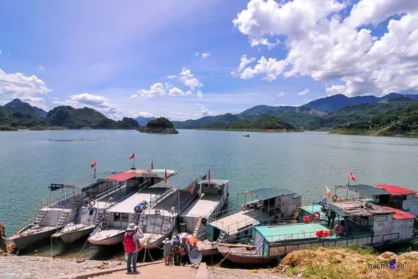 Thuyền du lịch trên hồ Thung Nai