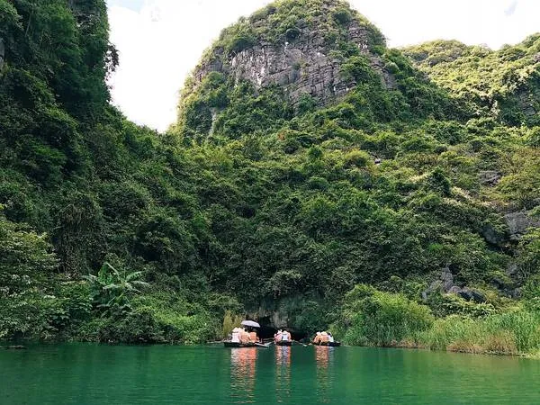 Thuyền nhỏ trên sông Sào Khê, Tràng An
