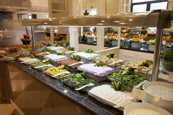 Tiệc buffet sáng tại Caesars Palace, Mỹ. Ảnh: Ballengrouplasvegasrealestate