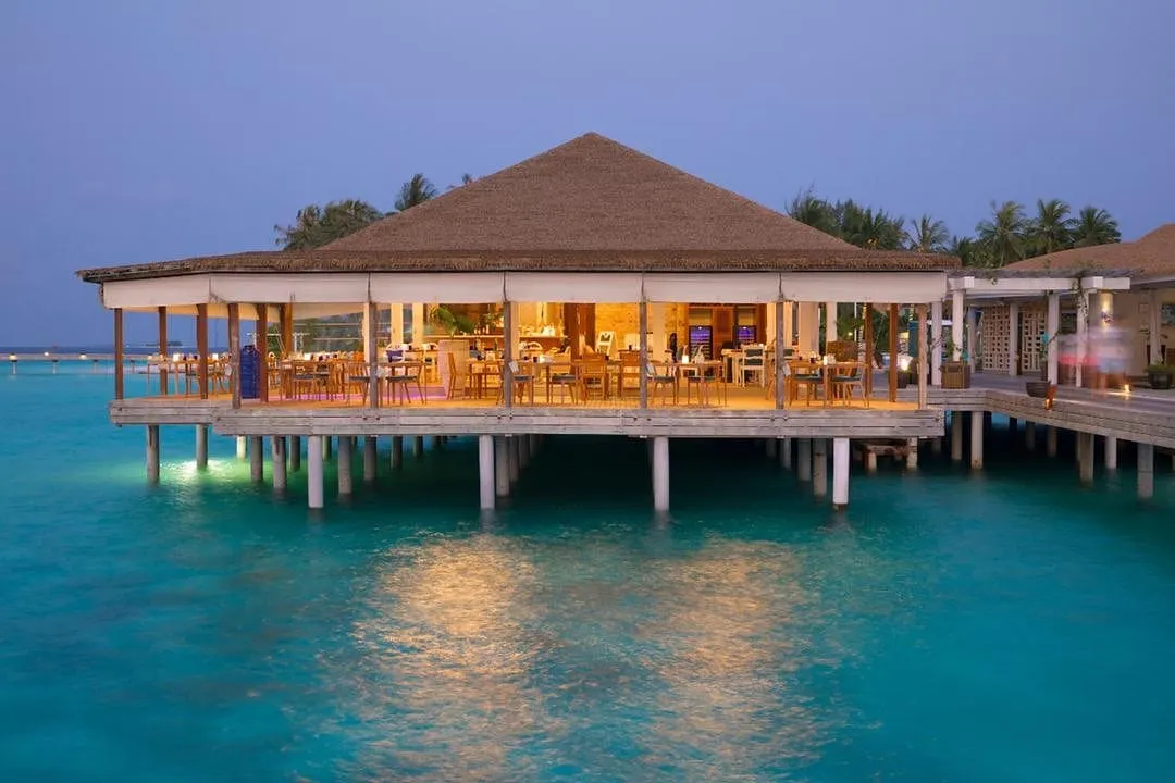 Tiệc cưới lãng mạn trên bãi biển tại Centara Grand Island Resort &amp; Spa Maldives