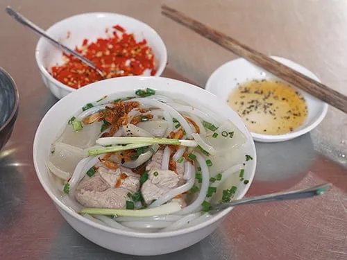 Tô bánh canh bột gạo đầy đặn, hấp dẫn. Ảnh: Tâm Linh.