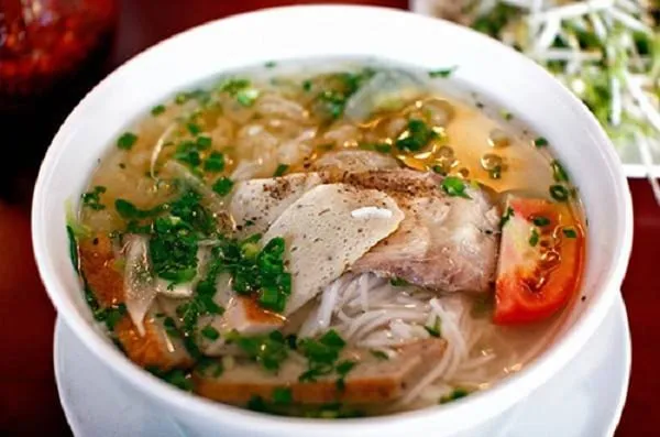 Tô bánh canh cá dầm nóng hổi, thơm ngon.