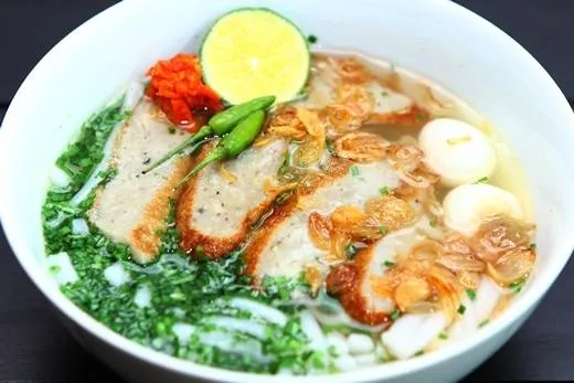 Tô bánh canh chả cá thơm ngon, hấp dẫn.